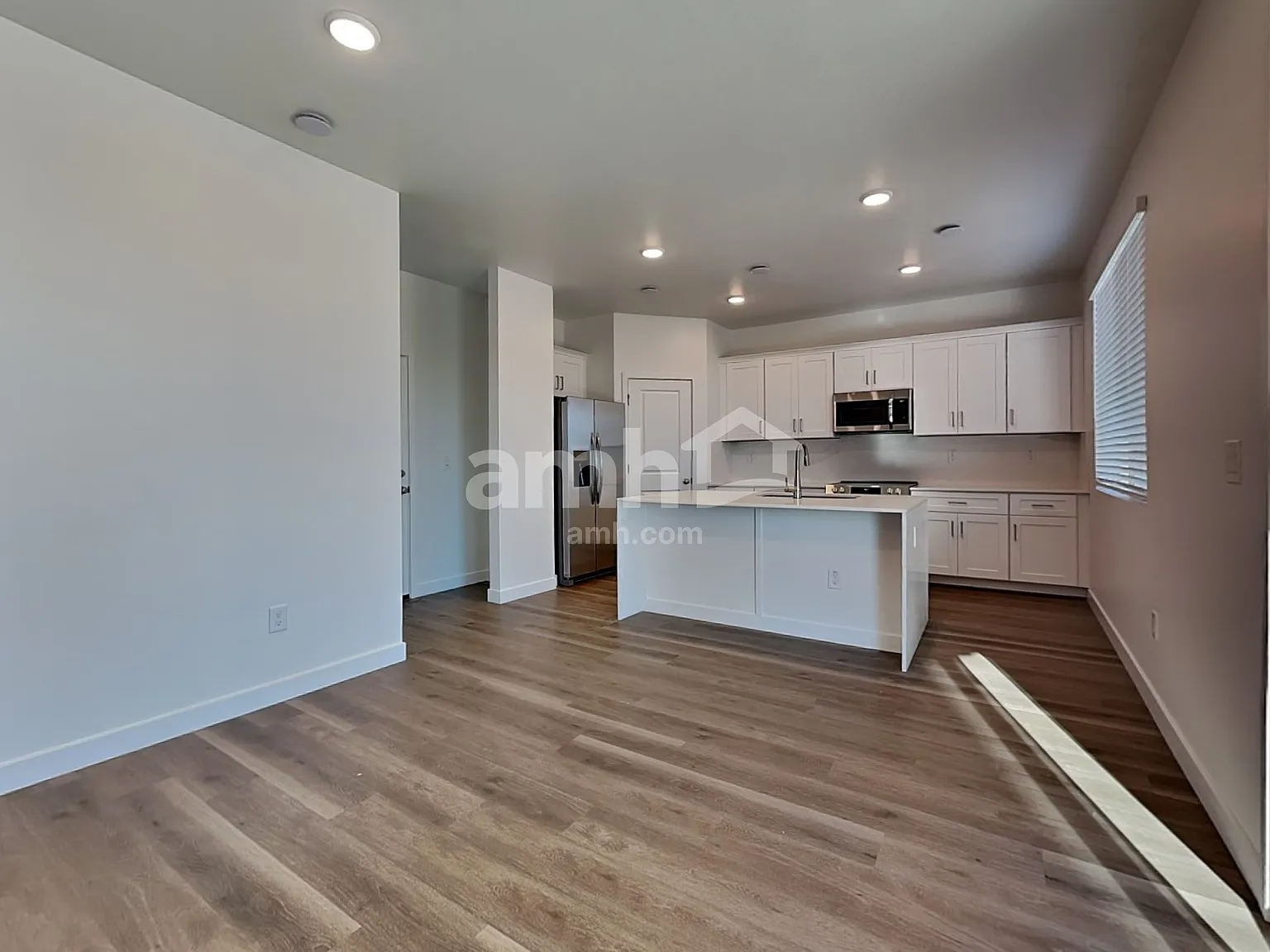 3 bed, 2.5 bath, 1978 sqft, $2,320 — Photo 4