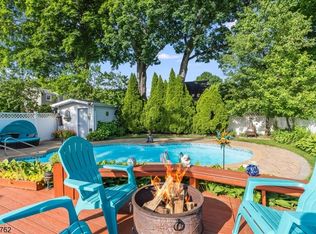 11 Florence Pl, Elmwood Park, NJ 07407