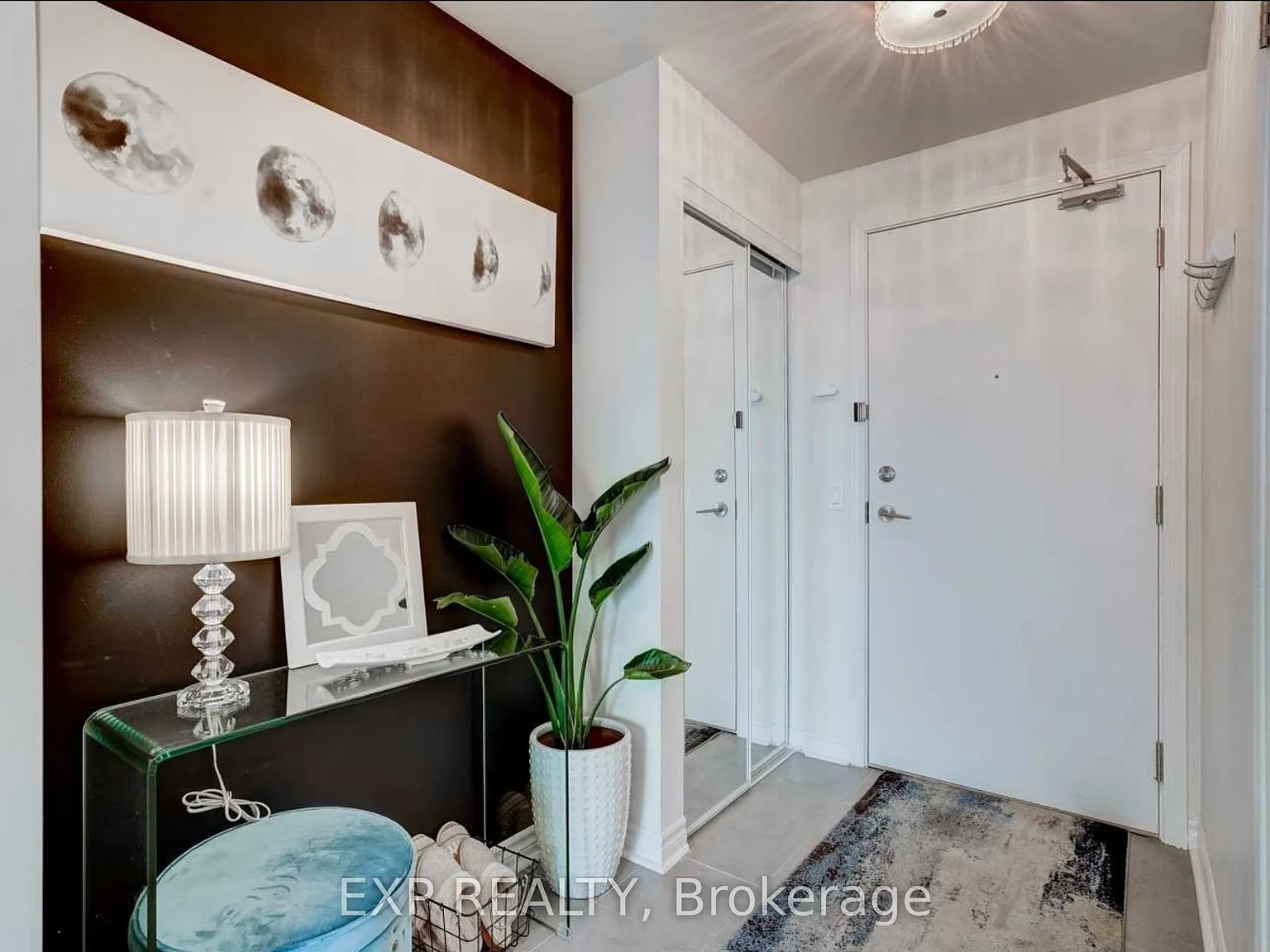 Visto Condo On Maple Leaf — Photo 3