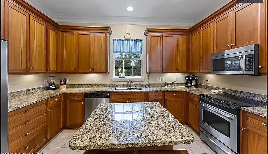 3 bed, 3.5 bath, 1800 sqft, $4,250 — Photo 4