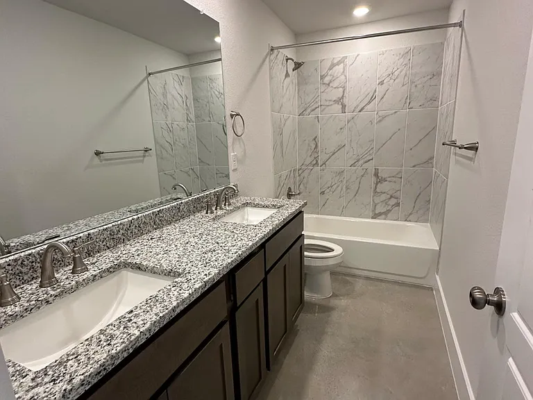 1038 Lexington Dr — Photo 11