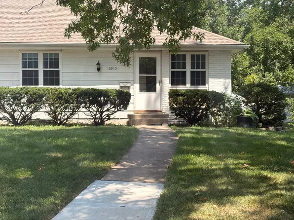 10910 W 95th St, Overland Park, KS 66214