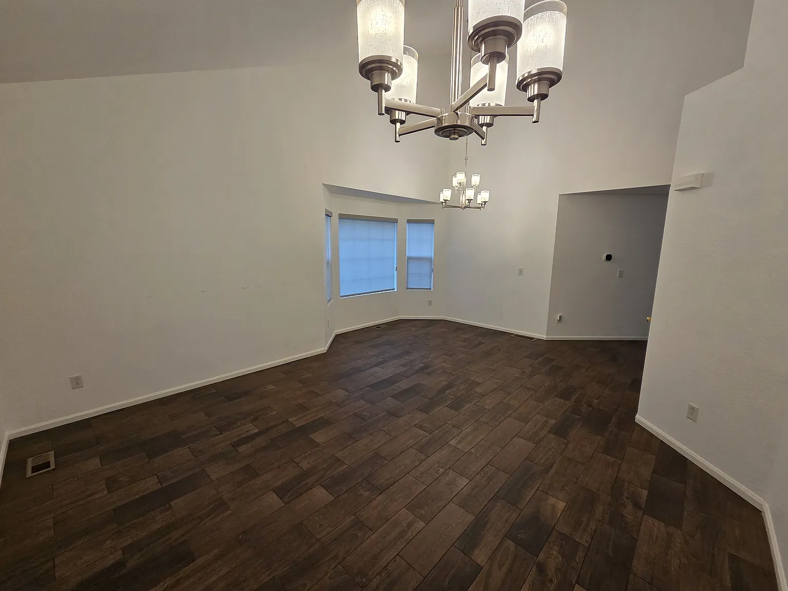 5 bed, 3.5 bath, 2756 sqft, $3,200 — Photo 2