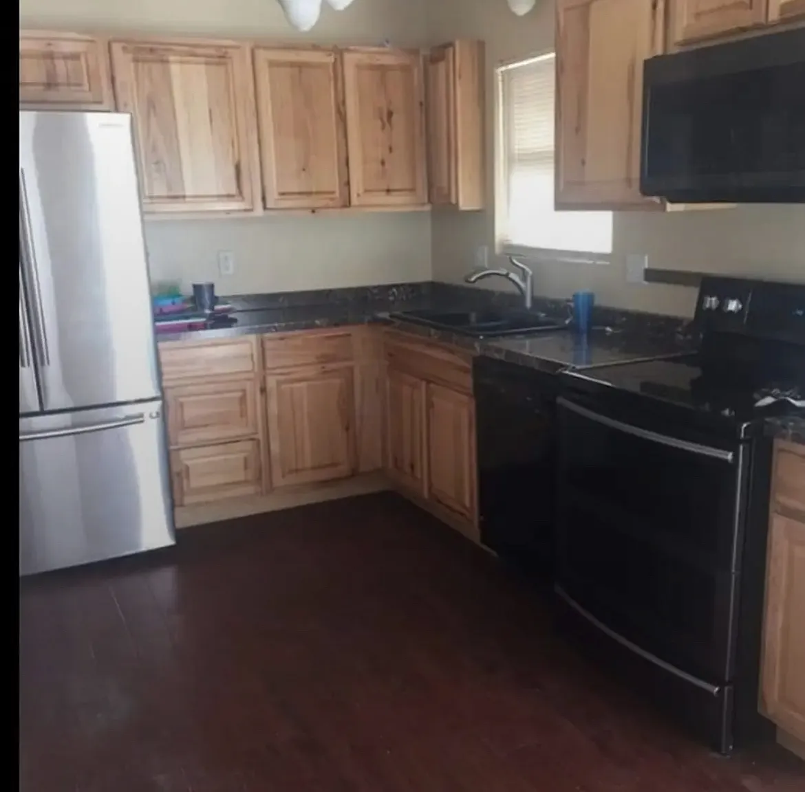 6 bed, 2112 sqft, $2,200 — Photo 2