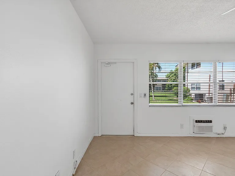 126 Norwich #F — Photo 11