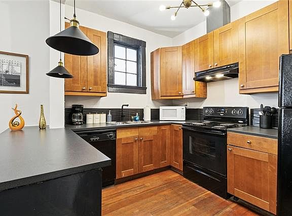 4th image of 1640 Clio St #204