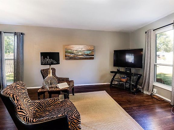 2nd image of 1541 Sherwood Forest Dr