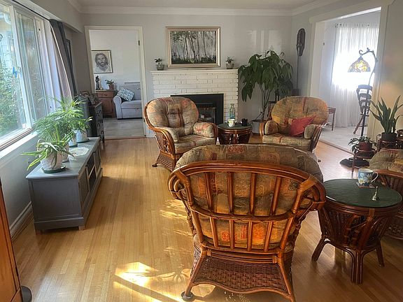 3rd image of 533 Rupert St