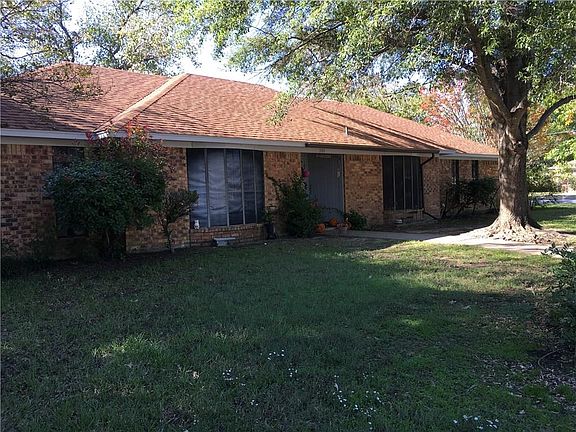 2nd image of 200 W Oaks Cir