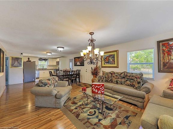 3rd image of 940 Amaranth St