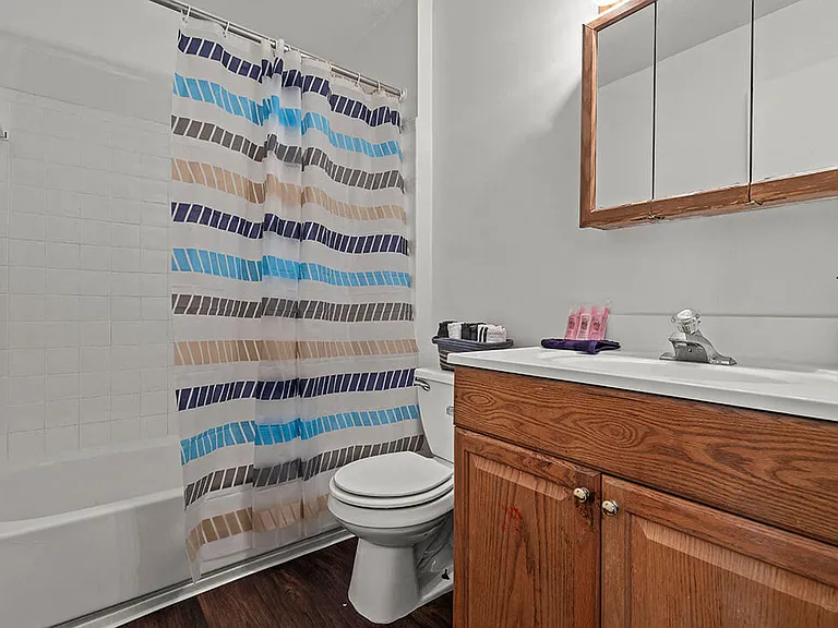 Full Bathroom with Tub