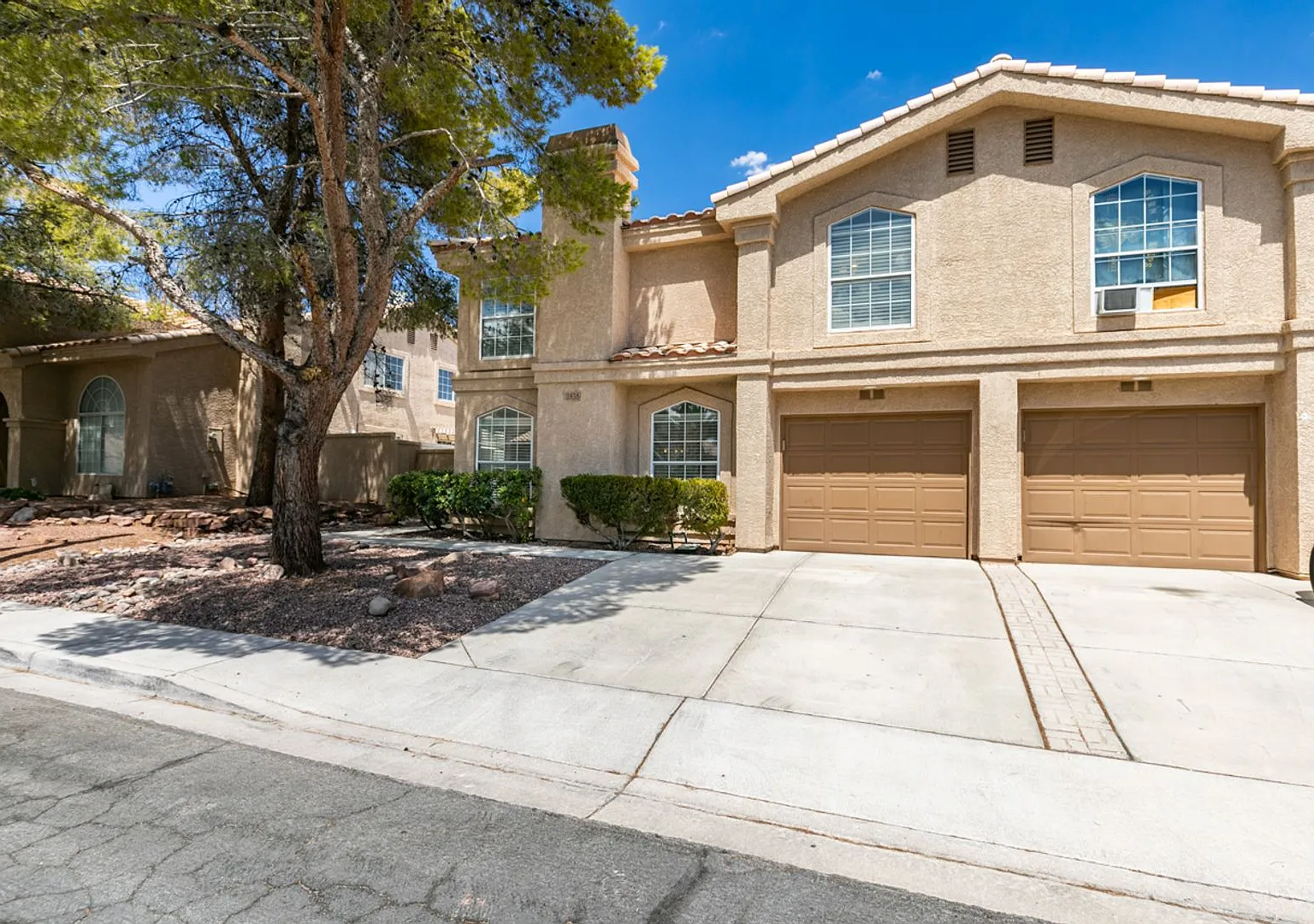 Beautifully upgraded 3-bedroom Green Valley townhome with stylish designer finishes — Photo 2