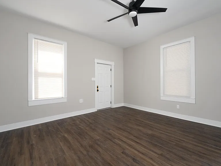 224 W 5th St — Photo 13