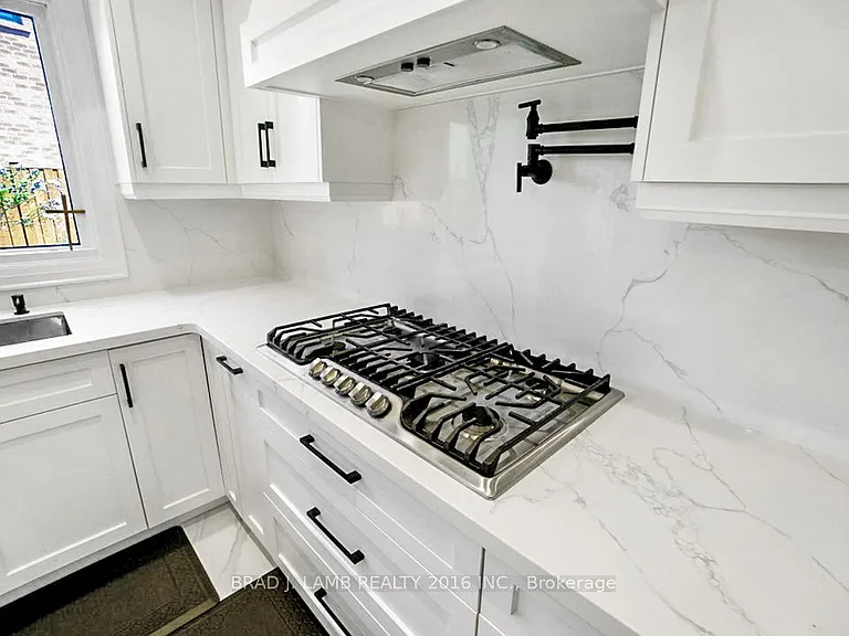 62 Royal Garden Blvd — Photo 4