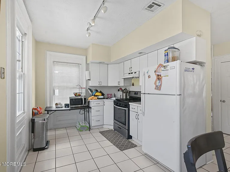 103 Main St #UPSTAIRS — Photo 16