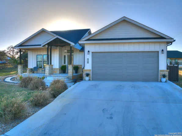 218 Edgewood Cir, Bandera, TX 78003