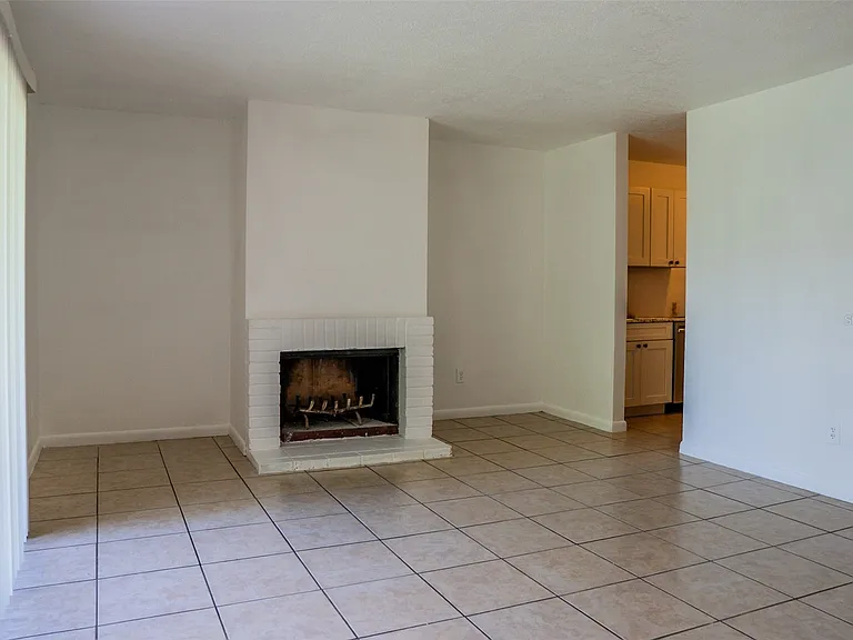2323 Huntington Green Ct — Photo 9