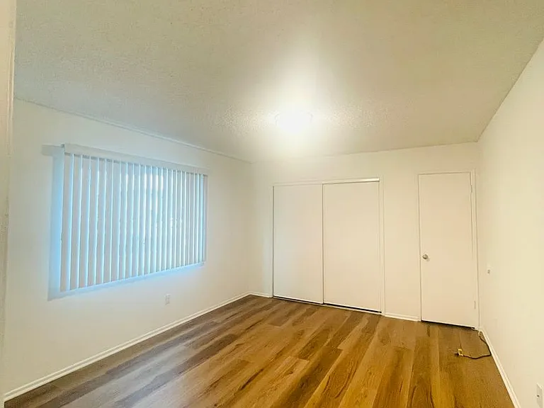 2120 N Ventura Rd — Photo 10