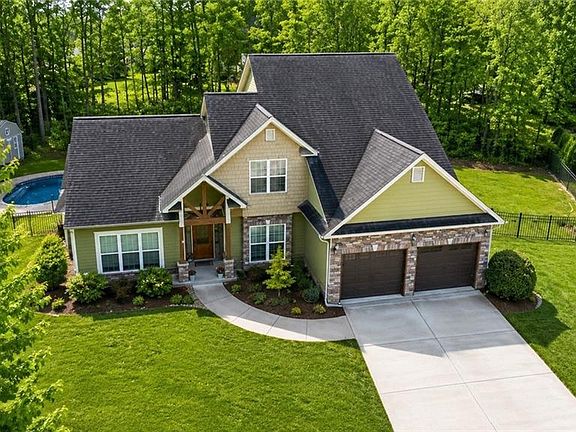 3rd image of 824 Vicki Cir