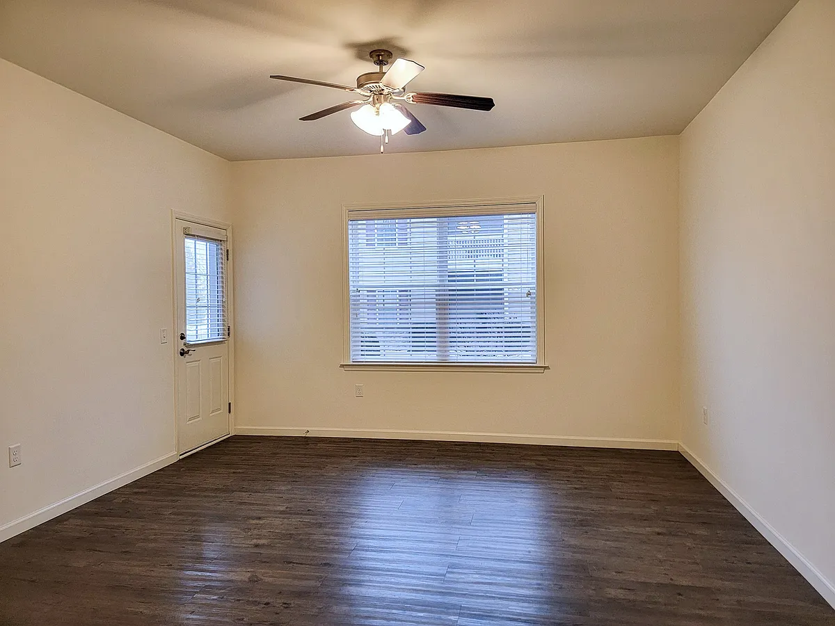 Building Photo - 619 Thornberry Ln #106