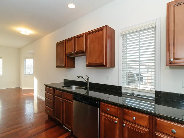 330 Maple Ave #4 — Photo 5