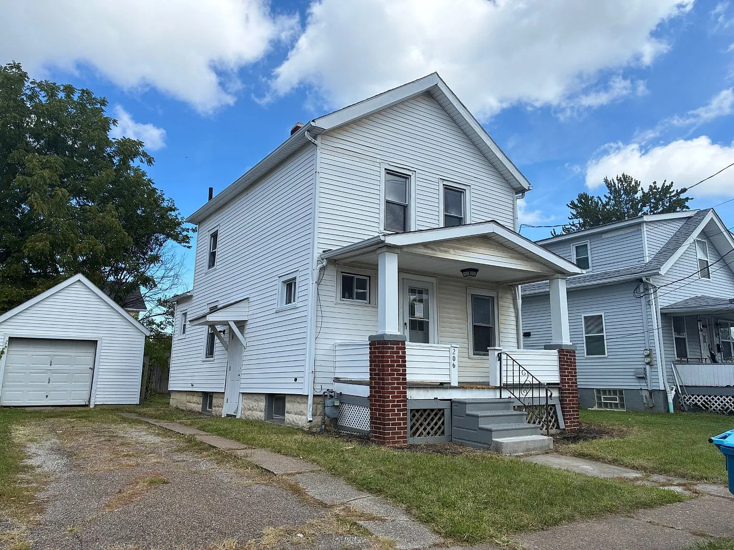 Charming 3 Bed Property at Prime Location — Photo 1