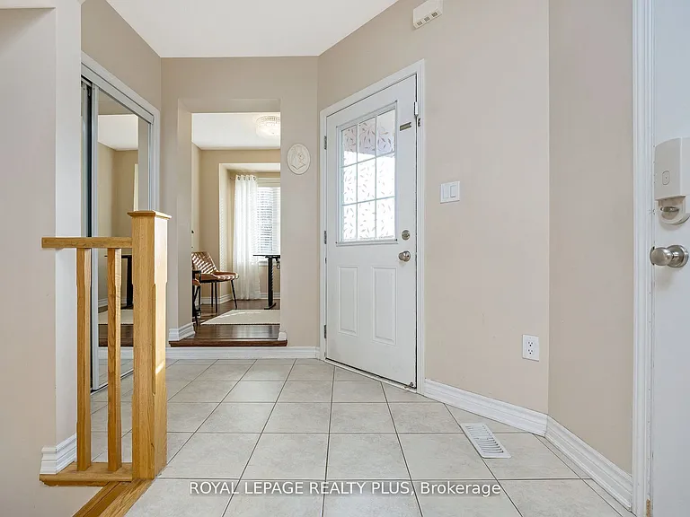 1542 Gainer Cres — Photo 3