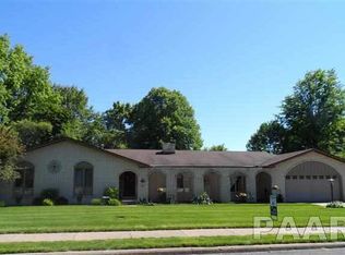 1920 Saint Clair Dr, Pekin, IL 61554