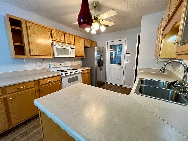 2720 Roscommon Dr — Photo 6