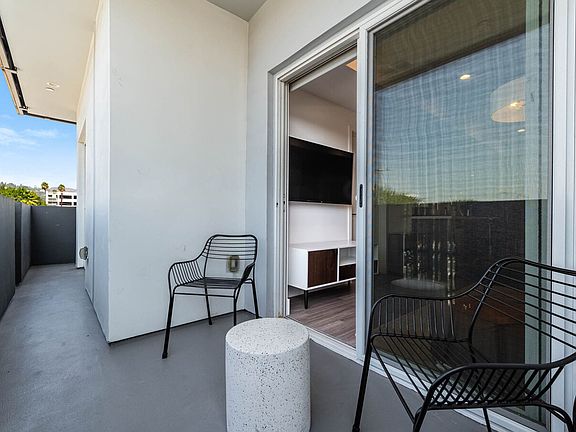 4th image of 5460 Fountain Ave #406