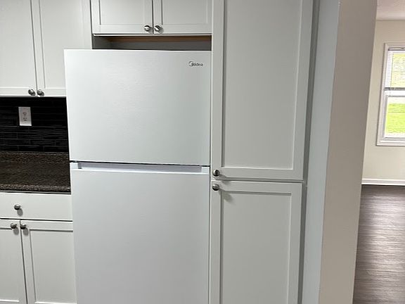 4th image of 223 W 11th St