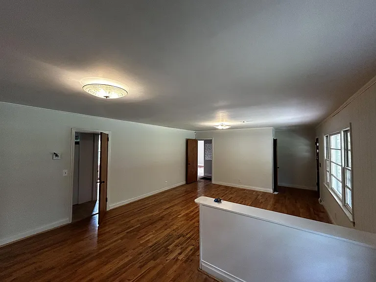 1233 Crenshaw St — Photo 5