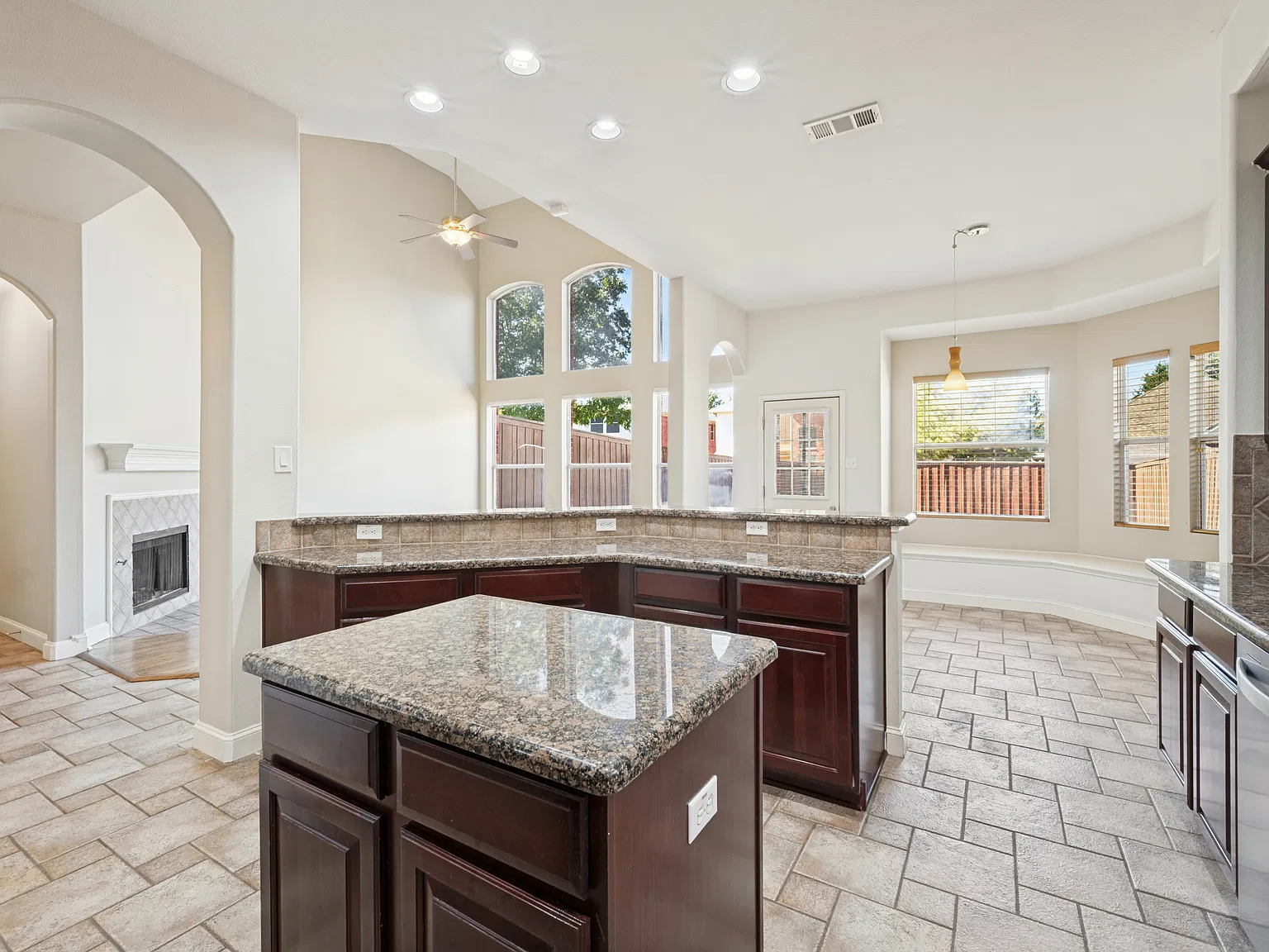 4 bed, 3.5 bath, 3707 sqft, $3,350 — Photo 4