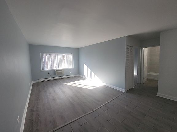 5th image of 3823 N Pine Grove Ave #413