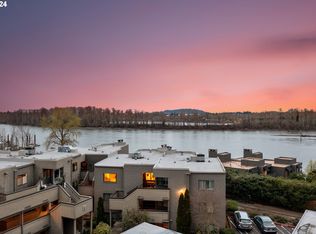 5630 S Riverside Ln APT 21, Portland, OR 97239