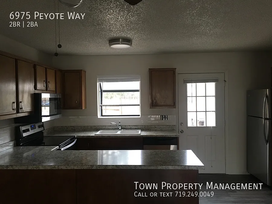 Townhouse in Prestigious Rockrimmon Area — Photo 4