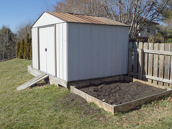 3rd image of 1400 Karr Ln