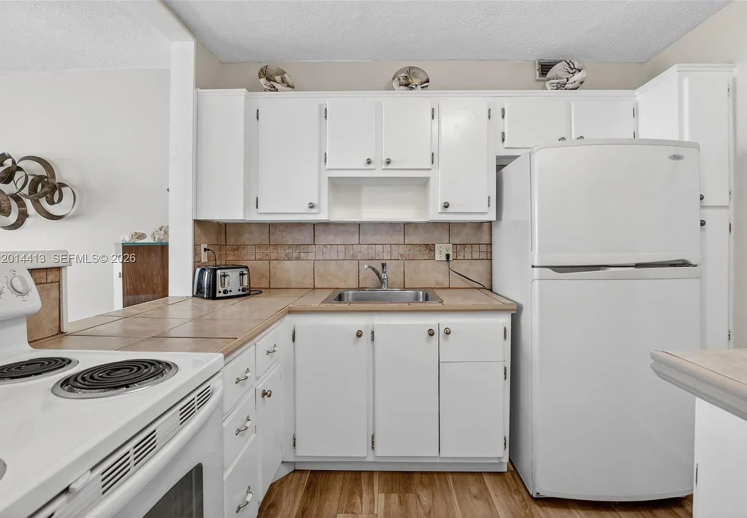Imperial Towers Apts Cond — Photo 3