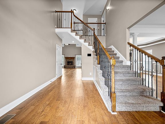 5th image of 420 Clover Meadows Ct