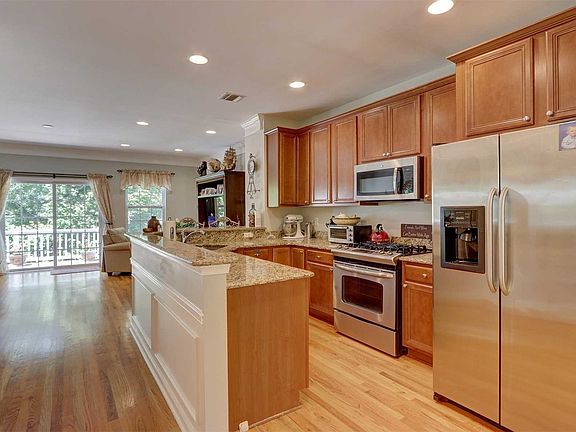 3rd image of 72 Warwick Dr