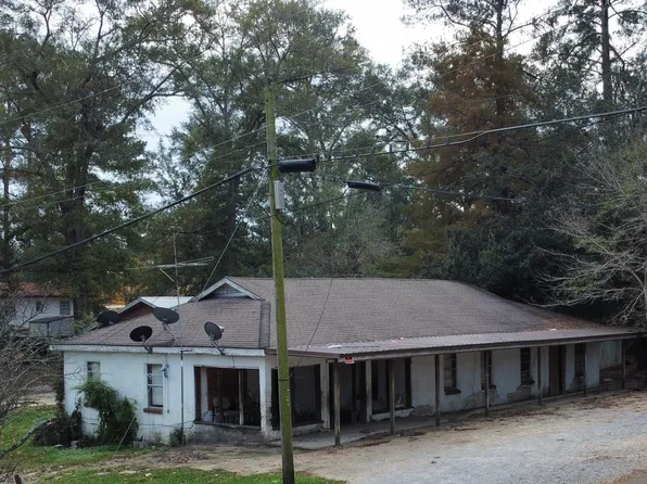 700 4th St, Collins, MS 39428