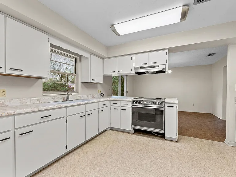 3950 SW 1st Ave — Photo 9