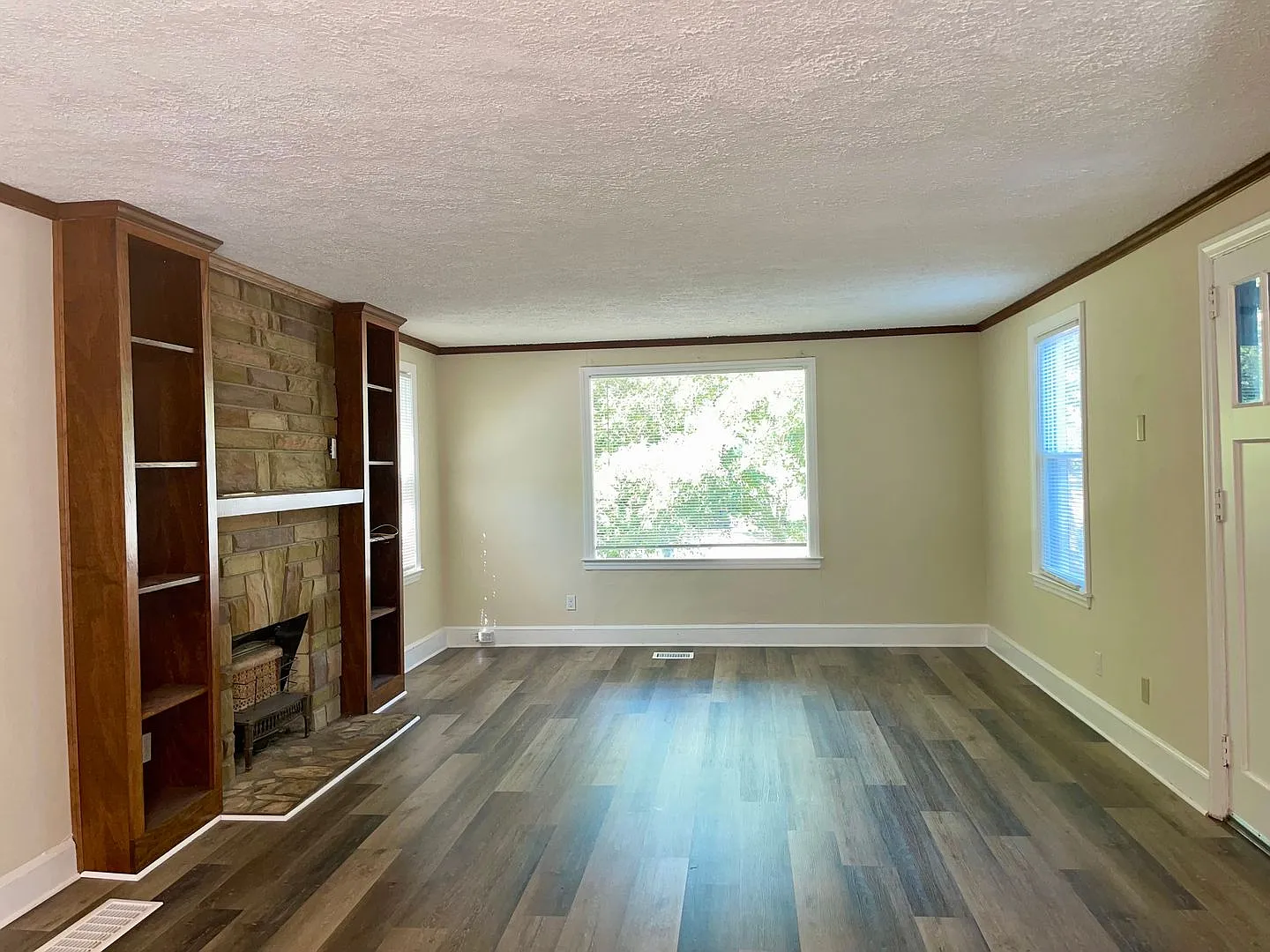 3 Bed 2 Bath Bungalow in Great Neighborhood! — Photo 2