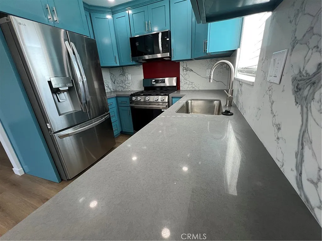 2 bed, 900 sqft, $2,400 — Photo 3