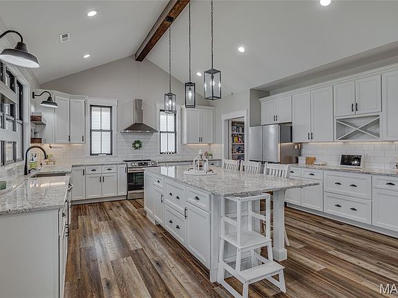 4th image of 327 Wellington Pl