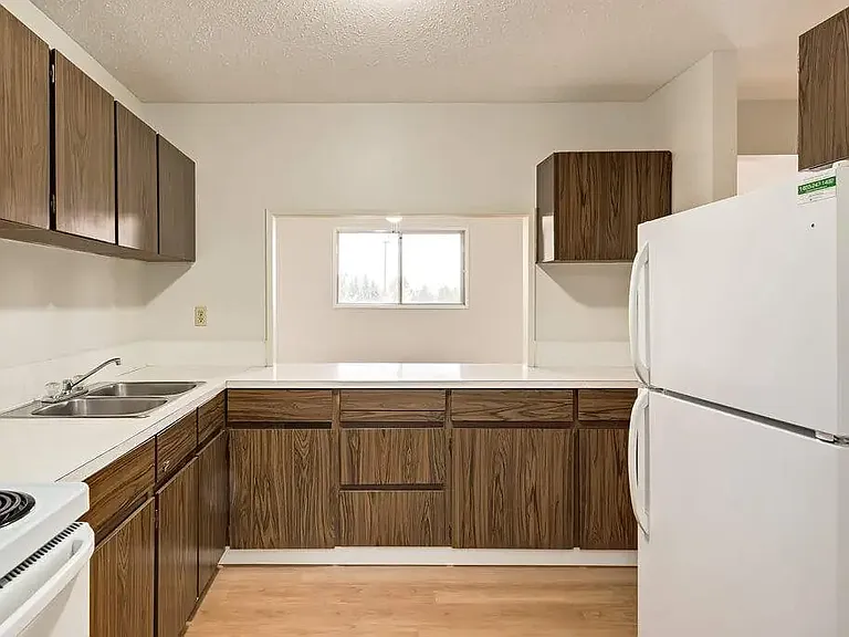 2526 Thompson Cres SE — Photo 11
