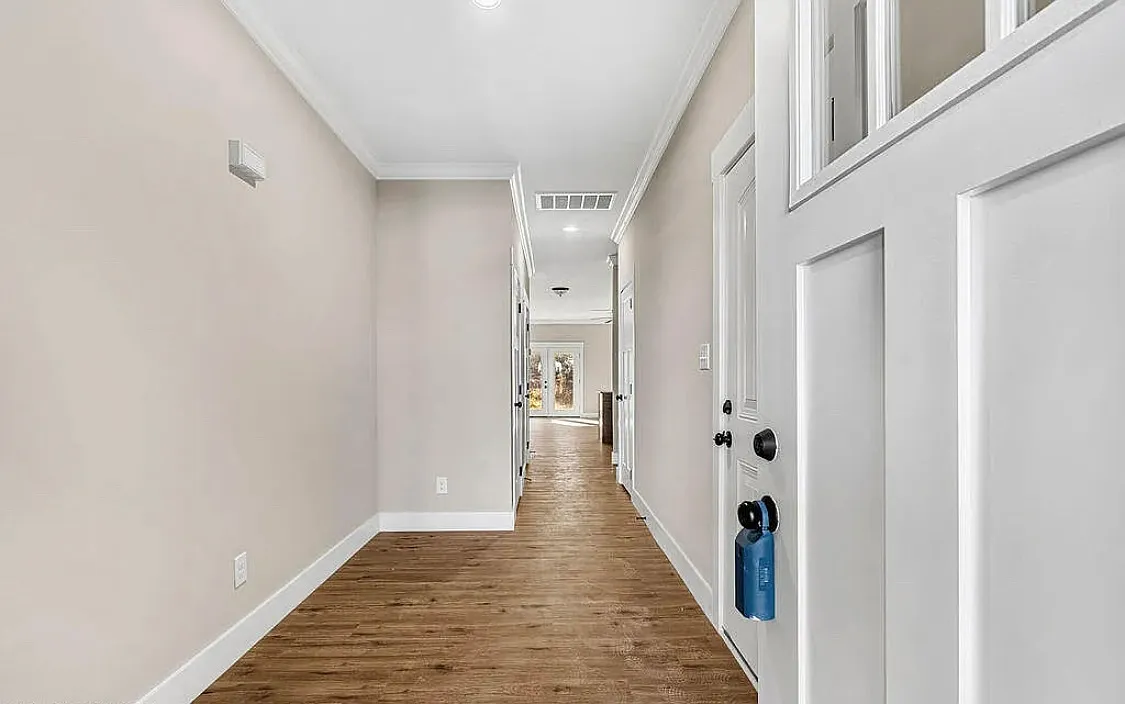 3 bed, 1915 sqft, $2,500 — Photo 3