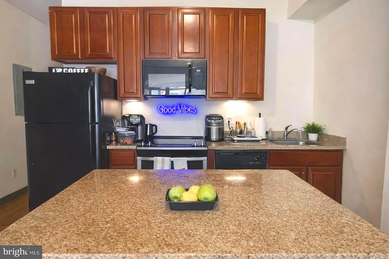 6 bed, 2439 sqft, $2,000 — Photo 4