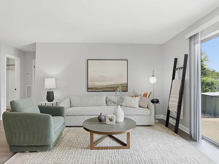 Deer Valley Apartments — Photo 13