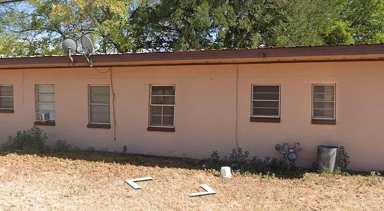 2404 Oak Dr — Photo 1